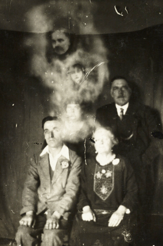 Illustration for article titled Haunting Spirit Photography from the Age Before Photoshop